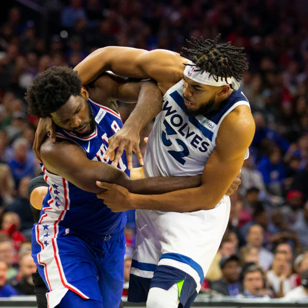 NBA 速報／長人大亂鬥！Embiid 與 Towns 發生激烈衝突，右勾拳 + 致命鎖喉彷彿在看 WWE 摔角！