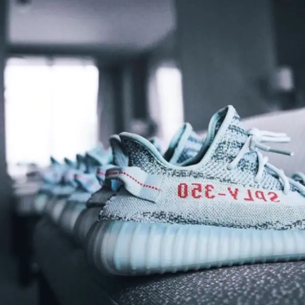 「美國製」Yeezy 創神話？！肯爺發豪語「兩年內將 Yeezy 帶回美國」，網友：「荷包在滴血！」