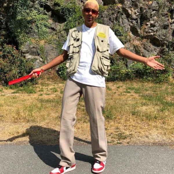 還在褲管塞襪子的農夫穿搭？現在潮人都改穿「這款褲子」帥一波了，你還在那耕田？
