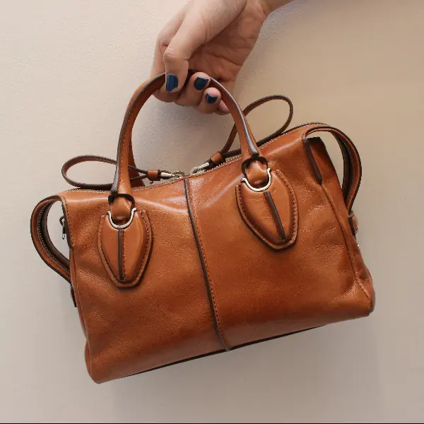 【經典紅什麼】什麼樣的包讓黛安娜、梅根都瘋狂？揭曉 TOD'S「D Bag」熱賣 20 年的原因：都是因為「這項堅持」⋯