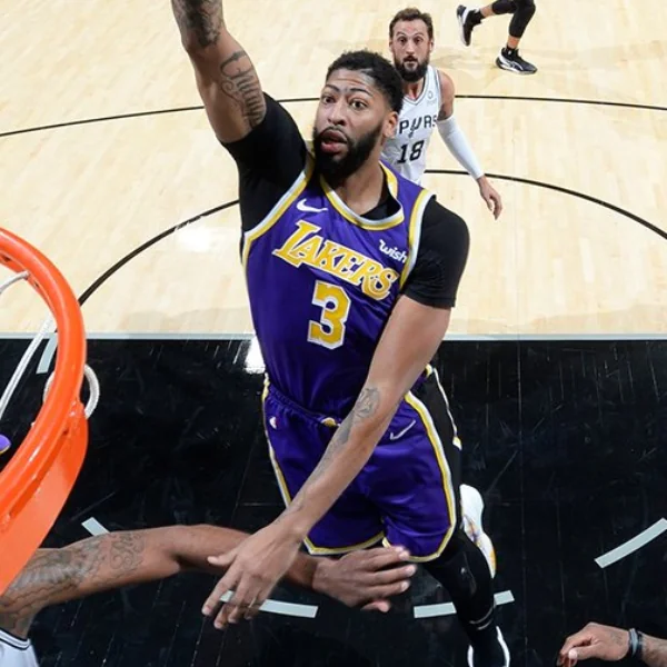 NBA 速報／獨霸西區龍頭！詹皇再拿大三元 + AD 狂炸 25 分 4 火鍋，湖人擊退馬刺笑納 5 連勝！