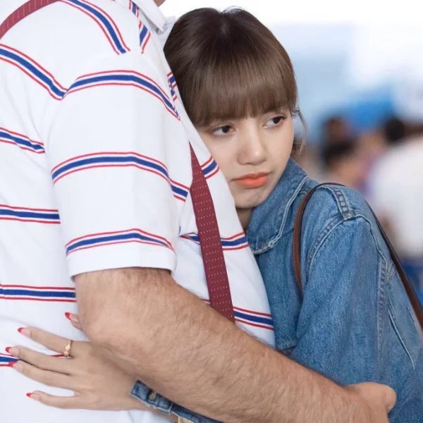 超萌！BLACKPINK 人氣成員 Lisa 私下超黏爸爸，一見到父親就像是小女孩狂擁抱！