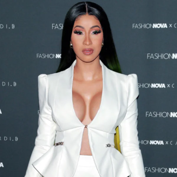 嗆辣饒舌天后 Cardi B 素顏低調帶女兒遊迪士尼樂園，網友驚：完全認不出來她是誰！