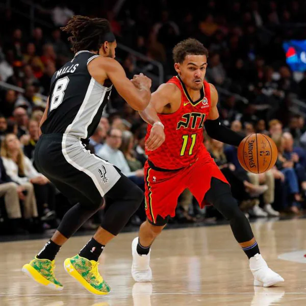 NBA 速報／太刁鑽！Trae Young 華麗運球戲耍 Aldridge，快速過人「神來一傳」輕鬆讓隊友雙手暴扣！