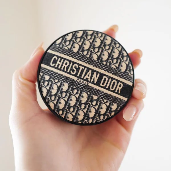 買不起包？就買粉餅吧！Dior Oblique 推出限量「復古緹花氣墊」美到讓人無法呼吸！
