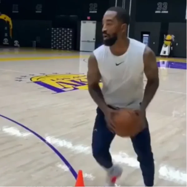 太震驚！JR Smith 正式抵達洛杉磯湖人球館試訓，「神經刀」有望再幫助詹皇拿下總冠軍？