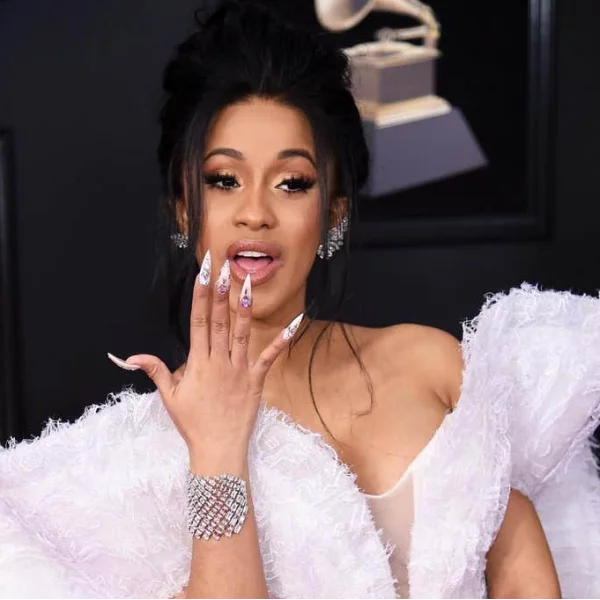 黑特嗆聲約見面打架！Cardi B 本尊真的殺到現場，讓兩個大男生超驚呆...