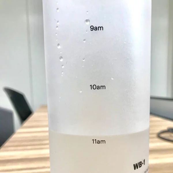 總忘記喝水到血尿？這款「懶人水瓶」超棒設計，告訴你幾點鐘就要喝完多少白開水！