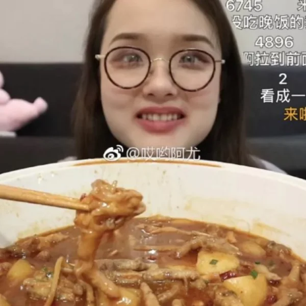 想紅不要命了？大胃王正妹「吃腐爛食物」　身體出現異狀：已經潰爛了！