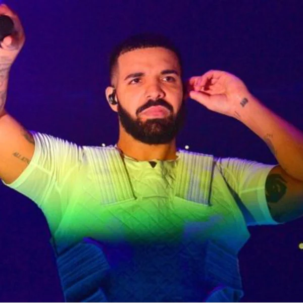 出道以來最囧演出！壓軸表演卻被觀眾「噓下台」⋯ Drake 高 EQ 回覆秒圈粉！網友：更愛他了～
