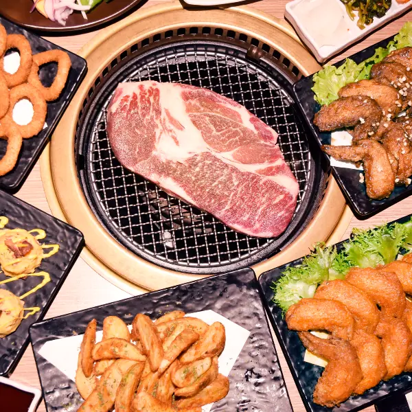 「比臉大的巨無霸牛排」免費吃到爽！11 月美食好康優惠懶人包，星巴克、GODIVA 買一送一