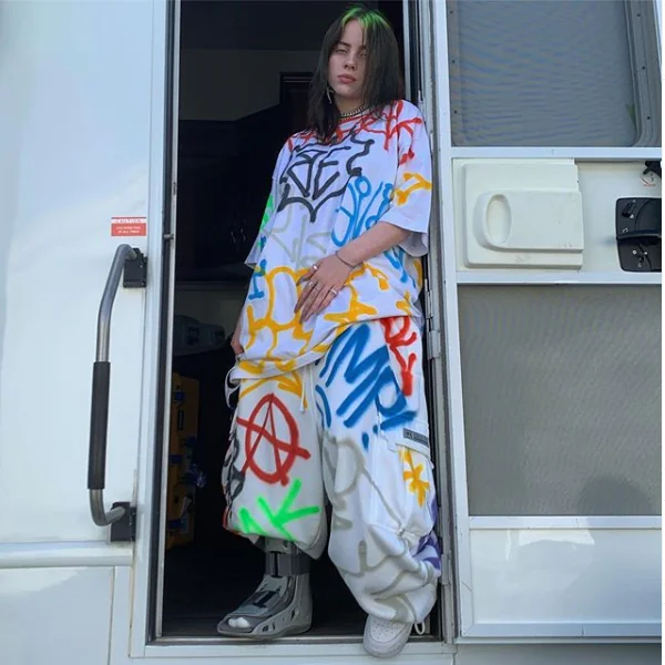 朗讀毒舌推特！Cardi B 被嗆「那女的怎麼關了靜音還是那麼吵？」Billie Eilish 被酸的更狠⋯