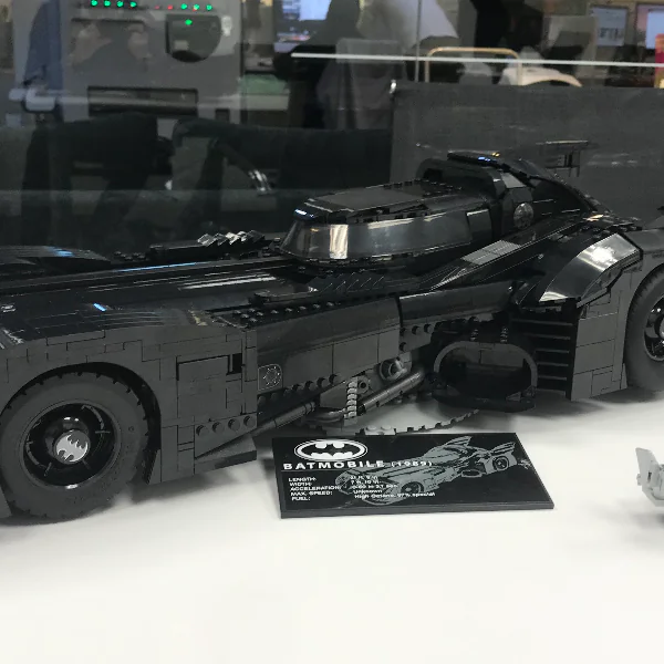 【老 J 推車】重現經典！1989 年蝙蝠車樂高模型搶先開箱，3306 片、彈出式機關槍逼真到不行！