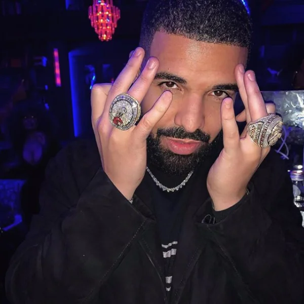 極致炫富！Drake 豪砸 2 千萬訂製勞斯萊斯 Bushukan 車款，女神像變「貓頭鷹」奢華程度爆表