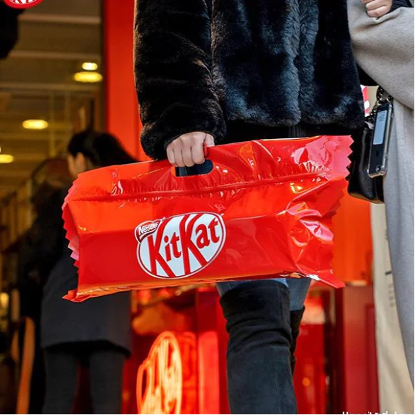 連包裝都一模一樣！韓國推出限量「巨大 KitKat 抱枕」，今年冬天走到哪都要帶著它！