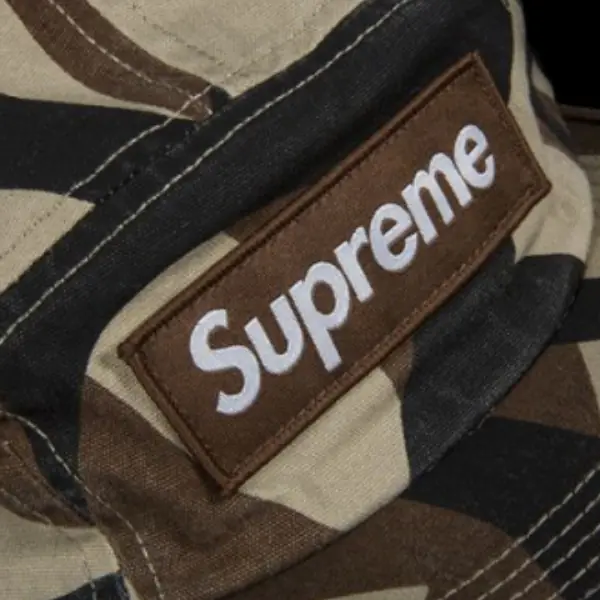 很會抄？！Supreme「侵權問題」再度上演，對方怒告每件「15 萬美元」天價賠償！
