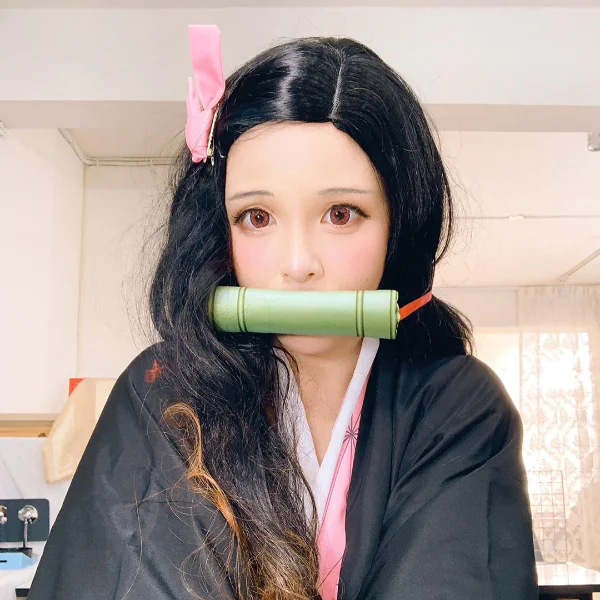36H 嫩模扮「禰豆子」！咬竹賣萌突被扯衣領「彈出雙球」　網驚：是傳說中的乳之呼吸！