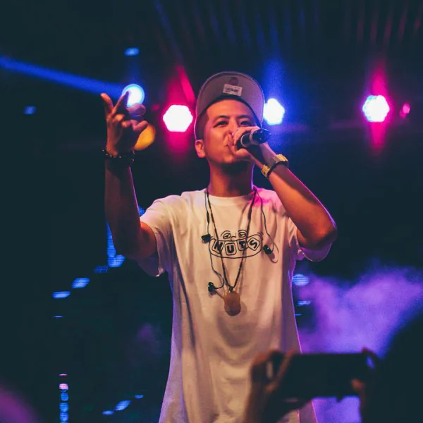 你愛的 Rapper 不只很會唱！他們推出的衣服更是搶翻天！ 細數 6 個「嘻哈仔必追潮牌」，你跟上了嗎？