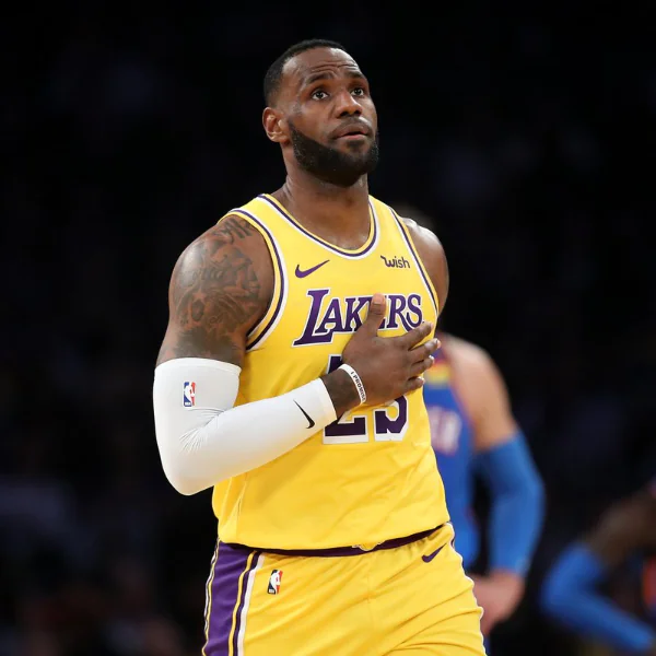 NBA 速報／火力全開！詹皇與 Rondo 合作「空中接力暴扣」驚豔全場，再創大三元寫下歷史新紀錄！