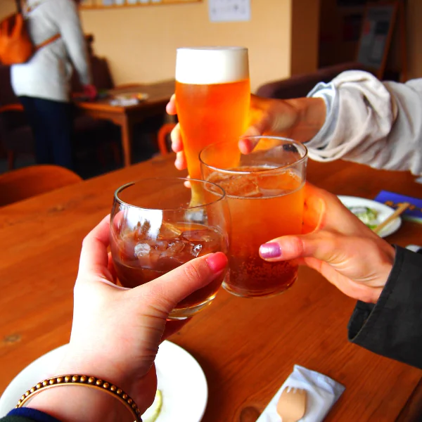 只要 400 元就能喝到爆！3 間超值「酒精飲料喝到飽」酒吧推薦，調酒、啤酒通通任你爽喝～