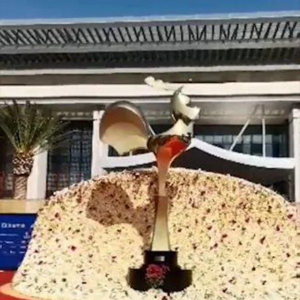 金雞獎強碰金馬獎！千萬打造「春晚規格」場佈讓網友傻眼：根本是土豪級靈堂