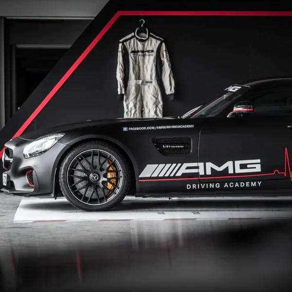 開車竟然不能看前面？！AMG 駕駛學院不僅教你如何甩尾、飆高速，還可以爽開超跑！