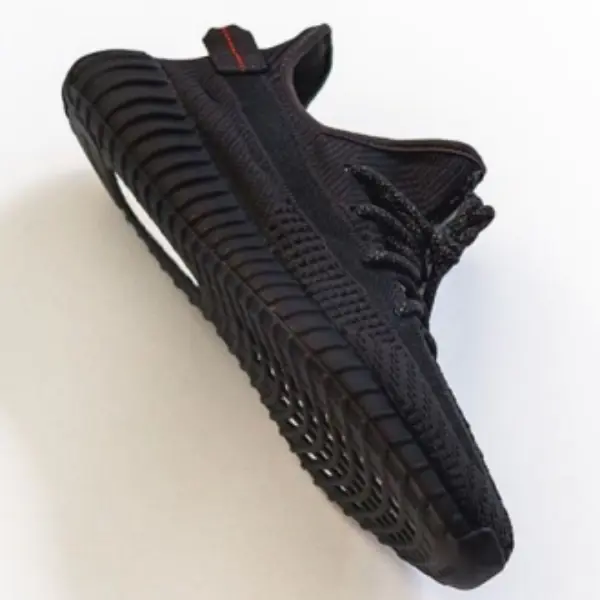 全尺寸補貨！adidas Yeezy 350V2 黑魂「本週」上架，Kanye West 真的朝球鞋之神邁進？
