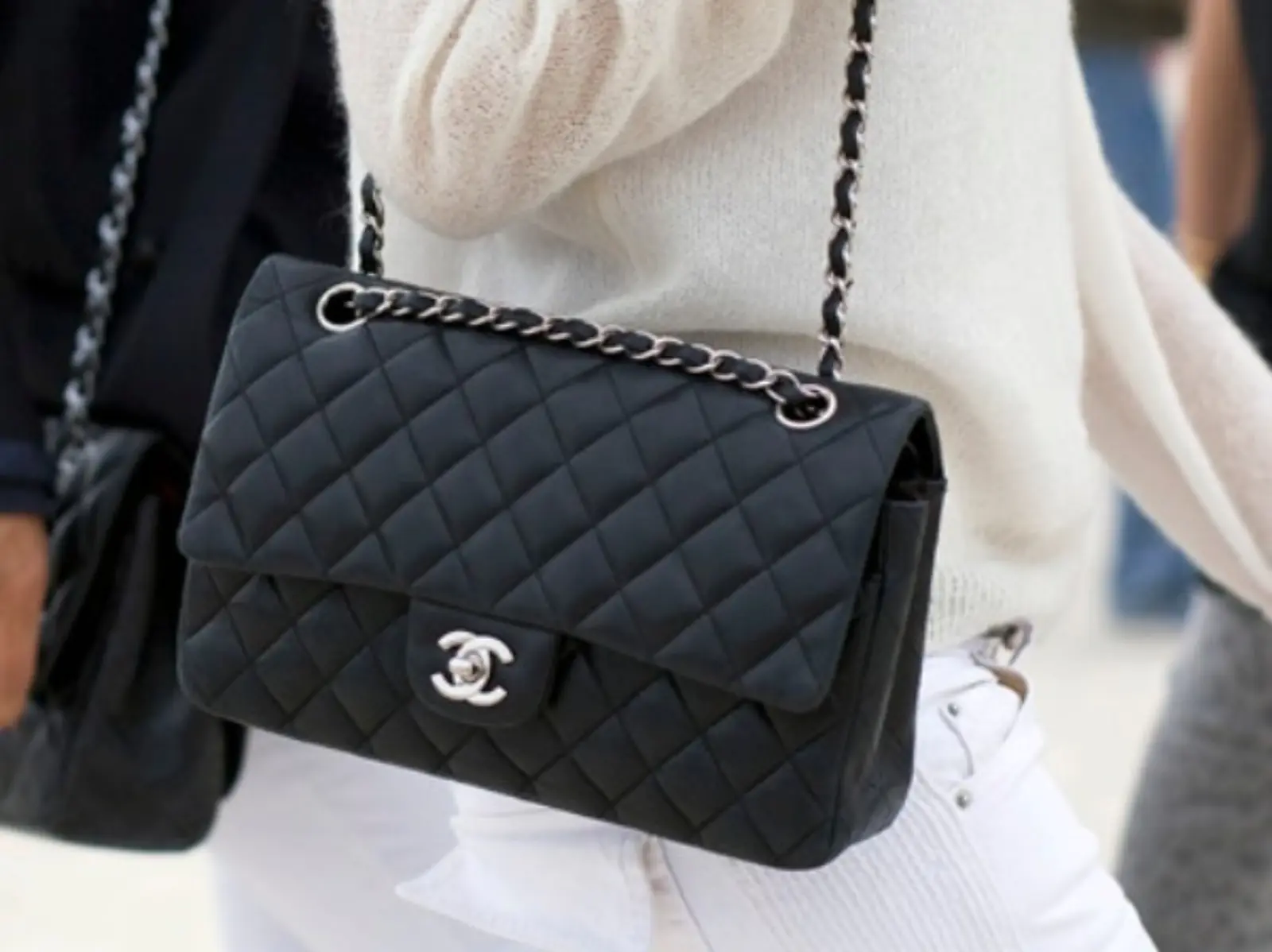 連保證卡都能造假！教你 Chanel、LV⋯等 4 大精品「秒分真假」秘招，朋友的假貨都逃不過你法眼！