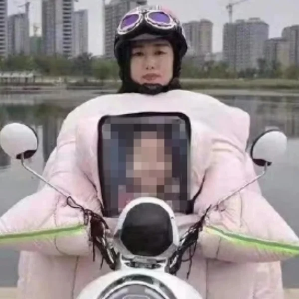 強國人現在流行帶「小孩遺照」騎車？！原來是超獵奇的「親子擋風被」，網友：看得心裡發寒