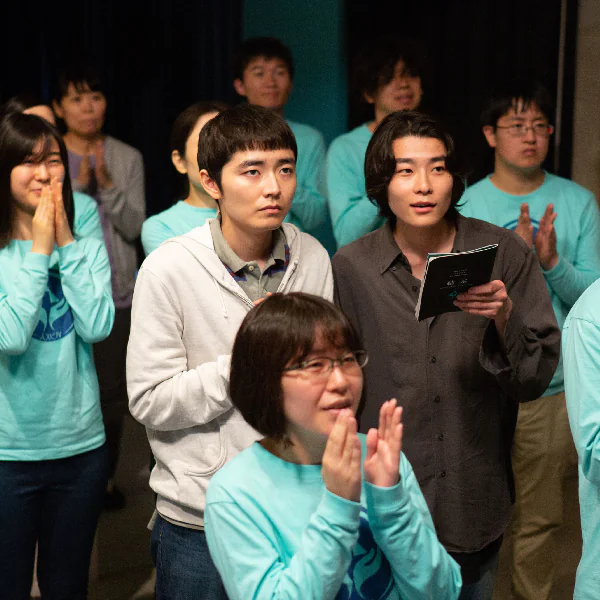 看膩了商業電影爽片？日本鬼才導演新作讓D咖魯蛇潛入邪教組織，結局絕對出乎你意料！