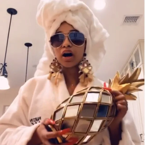 話題女王竟沒出席 AMA？Cardi B 拿鳳梨搞笑自錄獲獎感言，「對不起老娘最近蓬頭垢面」！