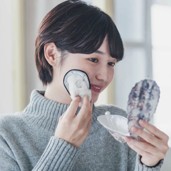 全新力作！日本商家再度推出「牡蠣粉撲」和沙發抱枕，你敢在外面拿出來補妝嗎？