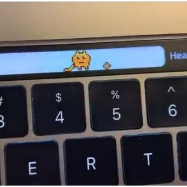 Macbook Pro 的 Touch Bar 竟然能養寵物？！蘋果將推出「Touch Bar Pet」功能，網友：這是電子雞吧！