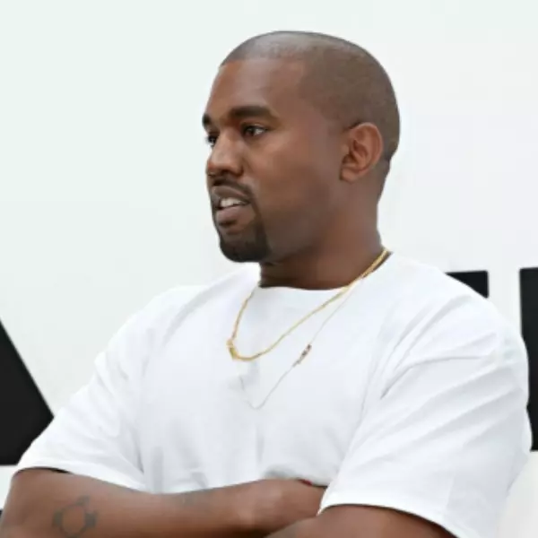 還是舊愛最美？Kanye West 竟親自上腳 Nike 球鞋，網友：「看來肯爺想回歸了！」