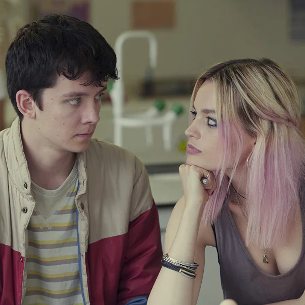 新造型！《性愛自修室》男主角 Asa Butterfield 理平頭，換上西裝變身英倫型男！