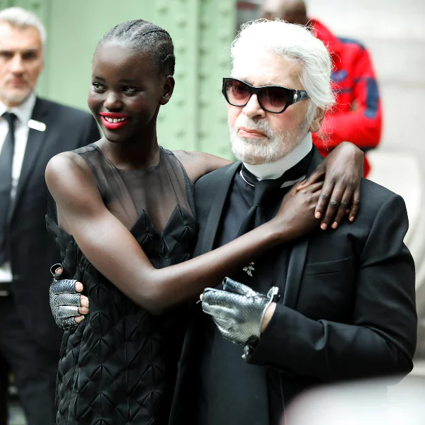 打敗 Kendall、Gigi！拿下模特兒界最大獎的黑珍珠「 Adut Akech」到底有何魅力？連老佛爺都愛她！