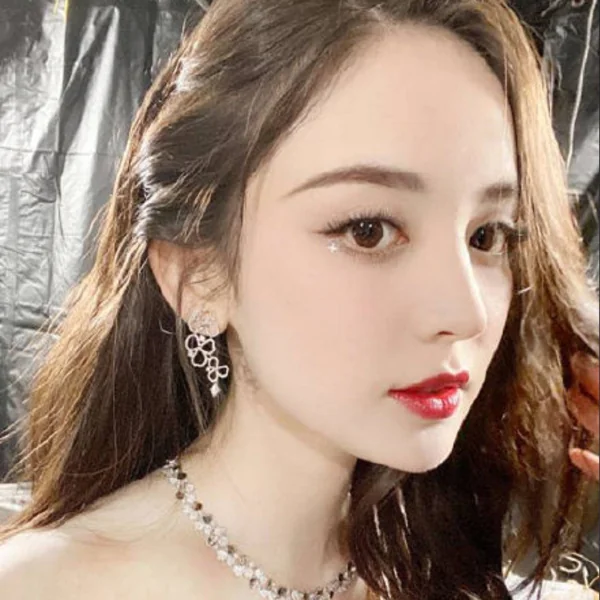 新疆美女演員「古力娜扎」首度登上 MAMA 頒獎，一開口唸英文卻令全場瞬間尷尬⋯