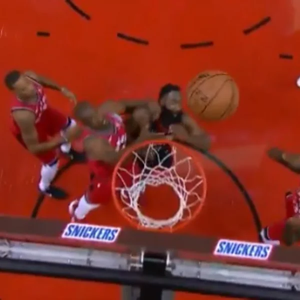 又被爆頭了！Harden 被 Ibaka「猛力肘擊」倒地不起，球迷擔憂：難道慈師父事件又要上演⋯