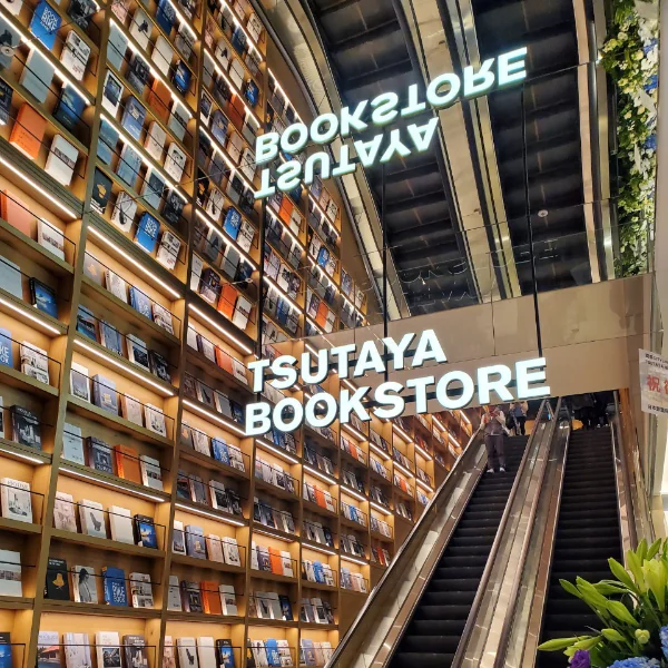 潮青必訪書店再加一！全台最大 TSUTAYA BOOKSTORE 南港店 5 大亮點直擊，看完都想搬去南港了～