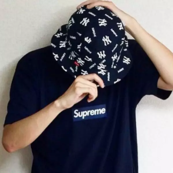 2020「經典藍」必須入手！代表優雅色調，就連 Supreme、BAPE 街頭大佬都沒有放過！
