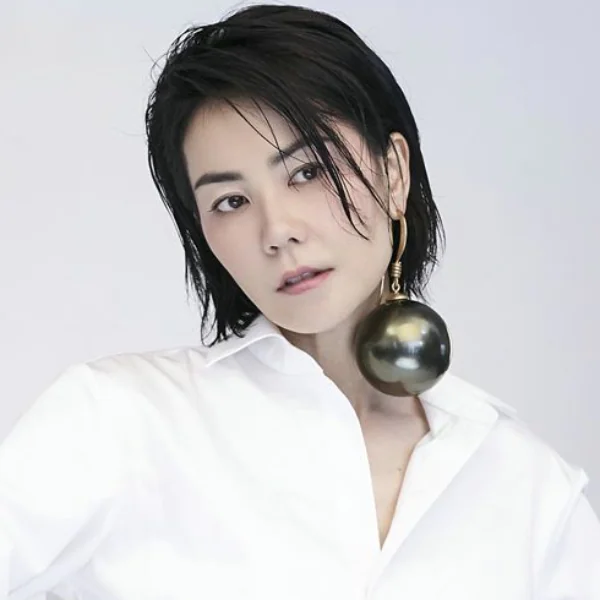 越老越空靈？50 歲王菲最新美照曝光「澎皮光澤臉蛋」引爆討論！全靠吃「這個」維持仙氣！