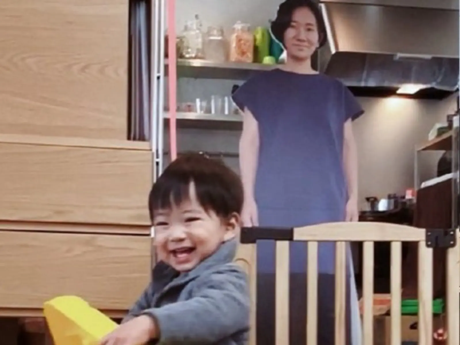 小孩一看見媽媽走開就爆哭？日本爸爸印製老婆人形立牌，1 歲兒信以為真好開心！