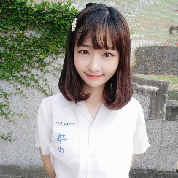 3 年前爆紅「雄中周子瑜」長大了！「五官進化」清純美貌再升級　近況曝光⋯網驚：根本是姐妹吧！