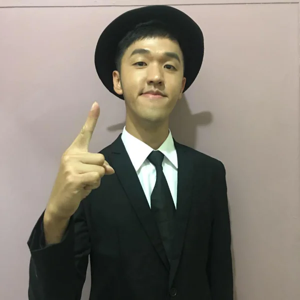 童顏模式說掰掰！「正顎香蕉」臉部消腫 65% 近照曝光　網再次受驚：比黑人帥一百倍！