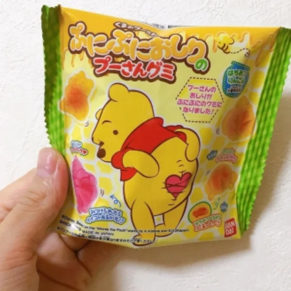 這個粉嫩屁屁太欠咬！日本必買「小熊維尼軟糖」、「米奇蛋糕」不買對不起自己！