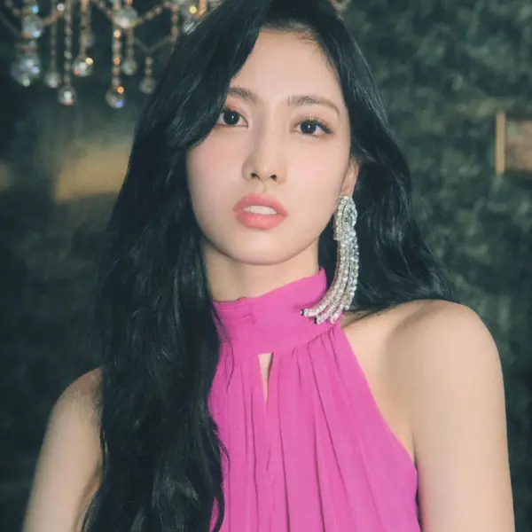 果然是 TWICE 最懂穿的人！MOMO 的「男女通殺」穿搭術才是她人氣爆棚的關鍵？