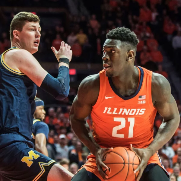 躺著也中槍！NCAA 7 呎中鋒「進算加罰」太爽，揮拳慶祝不慎「爆頭」裁判當場送醫急救！