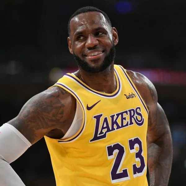NBA 速報／打 2K 按錯鍵？！Rondo 精彩上籃得分，詹皇竟忍不住差點「追魂鍋」蓋爆隊友！