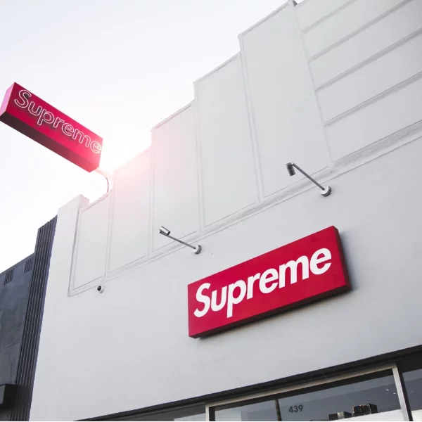 潮到出事？Supreme 窗戶被歹徒打破一個大洞、大批限量服飾被整碗扛走！網友：「損失金額看了好心疼⋯」