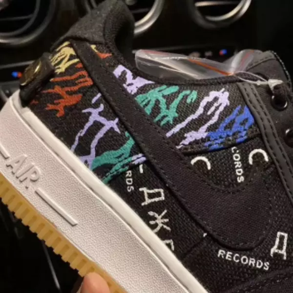 GD、Travis Scott 王見王！全黑聯名 Nike Air Force 1 高清外流，鞋迷：「我全都要！」